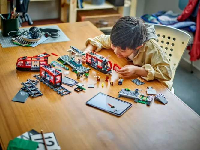 LEGO® City 60423 Tramwaj miejski ze stacją
