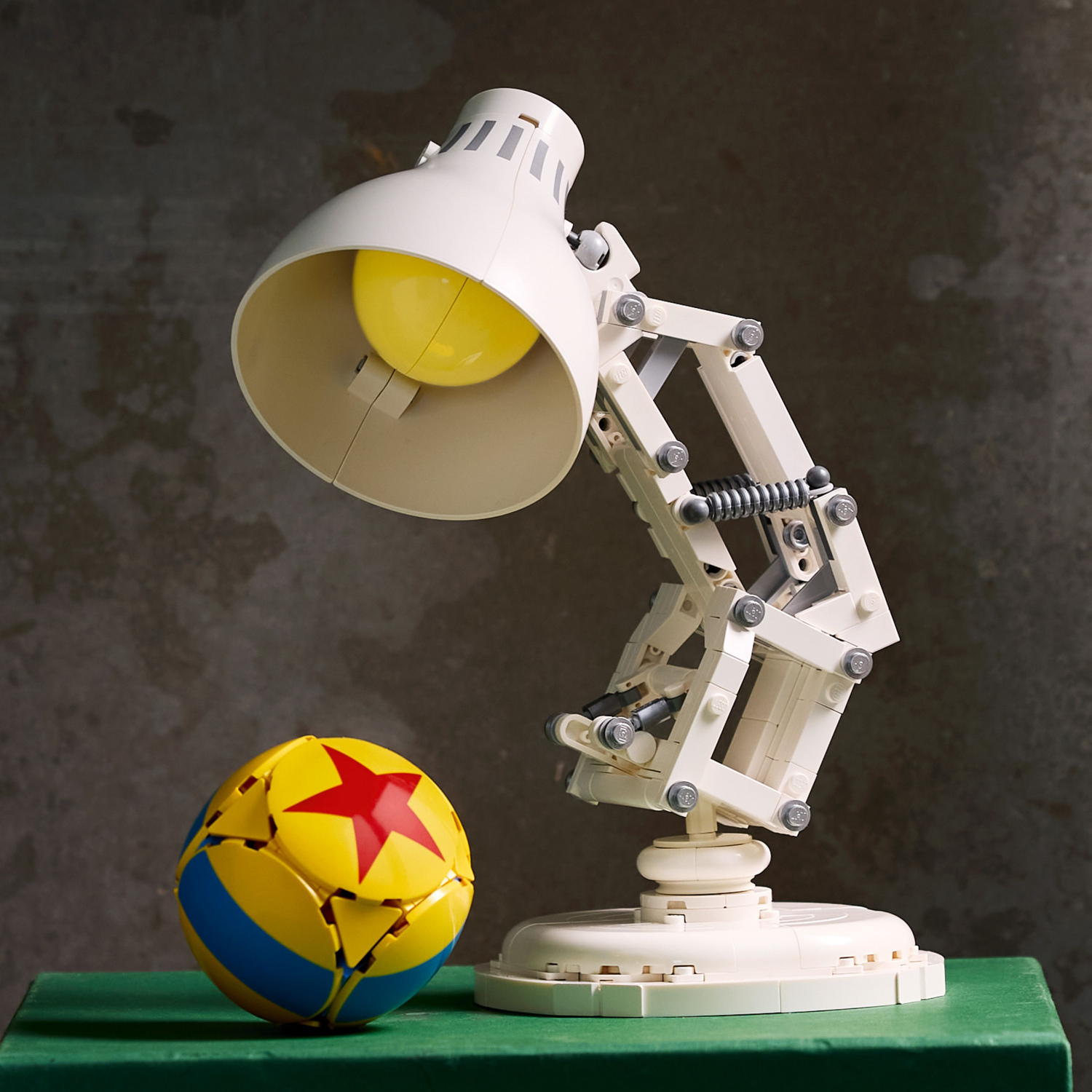 LEGO® Ideas 21357 ディズニー・ピクサー ルクソーJr. | KITSTORE.cz