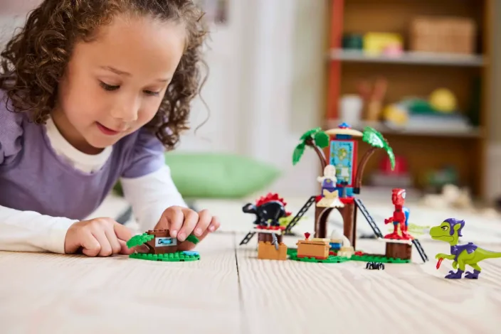 LEGO® Marvel 11200 Pókember és Gobby raptorcsatája a lombház főhadiszálláson
