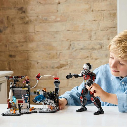 LEGO® Marvel 76314 Amerika Kapitány: Polgárháború csatajelenet