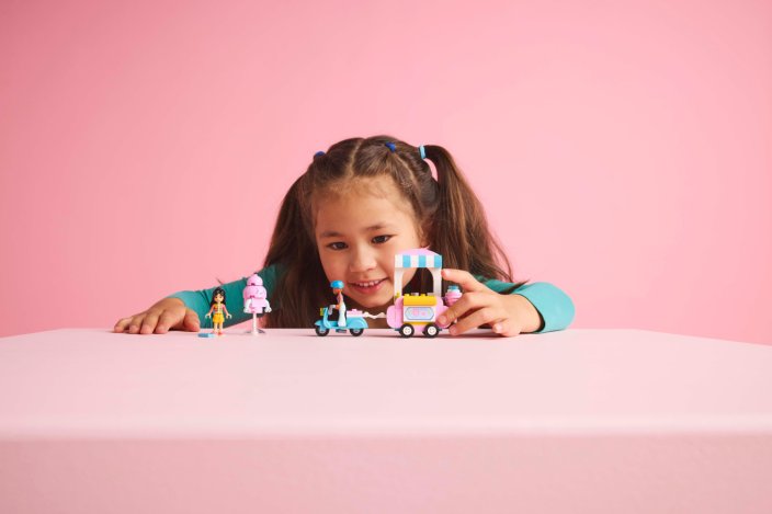 LEGO® Friends 42643 Suikerspinkraam en scooter