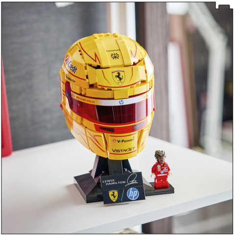 LEGO® Editions 43022 Prilba Lewis Hamilton zo Scuderia Ferrari HP
