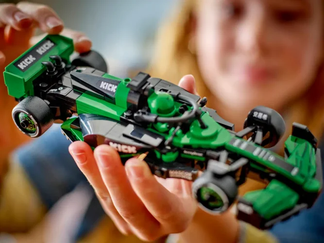LEGO® Speed Champions 77247 Závodní auto KICK Sauber F1® Team C44