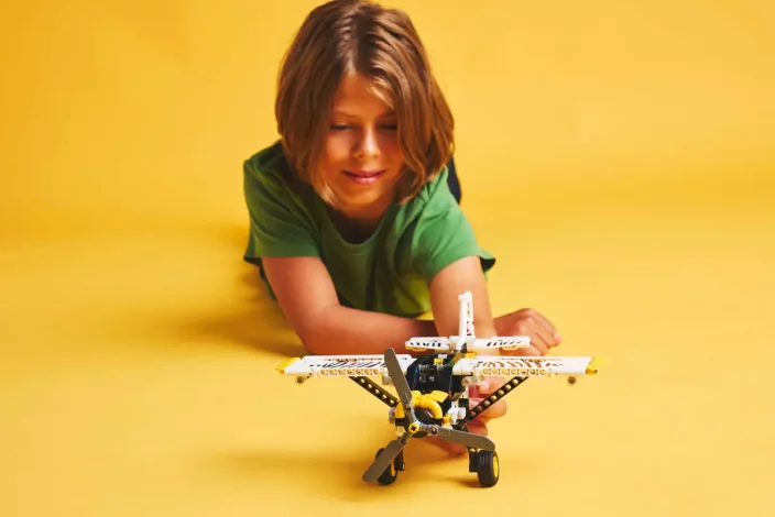 LEGO® Technic™ 42198 Propellerflugzeug