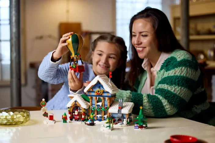 LEGO® Icons 10339 Le bureau de poste du Père Noël