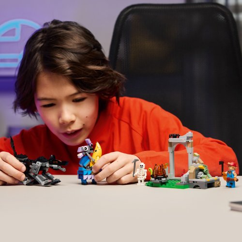 LEGO® Fortnite® 77075 Peely és Sparkplug táborhelye