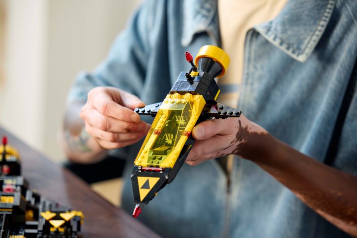 LEGO® Icons 10355 Le Blacktron Renegade