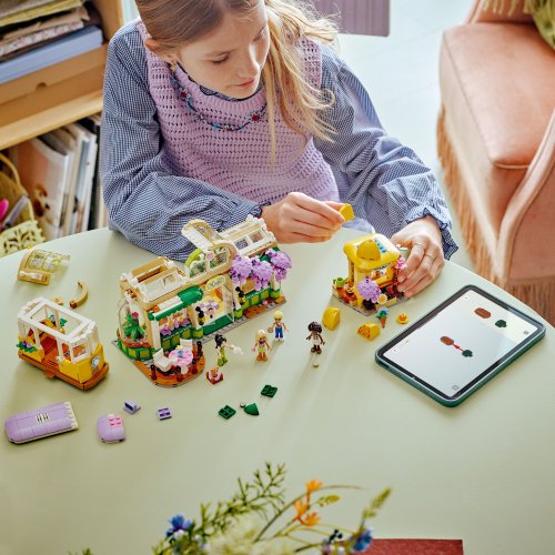 LEGO Friends 42671 Kavárna plná rostlin a květinářství