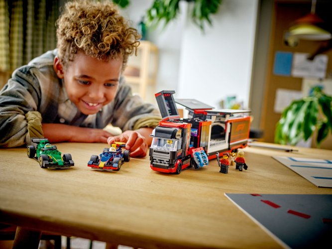 LEGO® City 60445 Autotrasportatore F1® con monoposto RB20 e AMR24 F1®