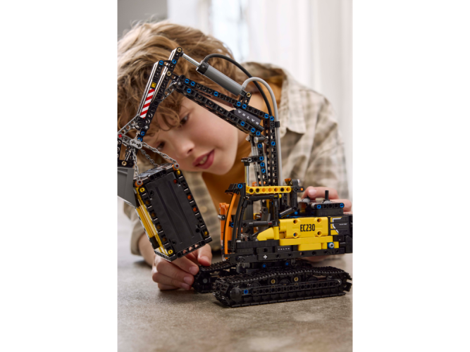 LEGO® Technic™ 42175 Camion Volvo FMX et pelleteuse électrique EC230