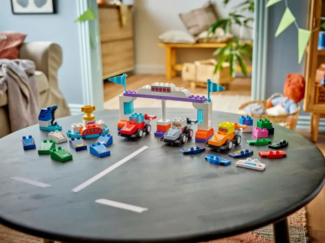 LEGO® DUPLO® 10445 F1® Team Rennautos mit Rennfahrern