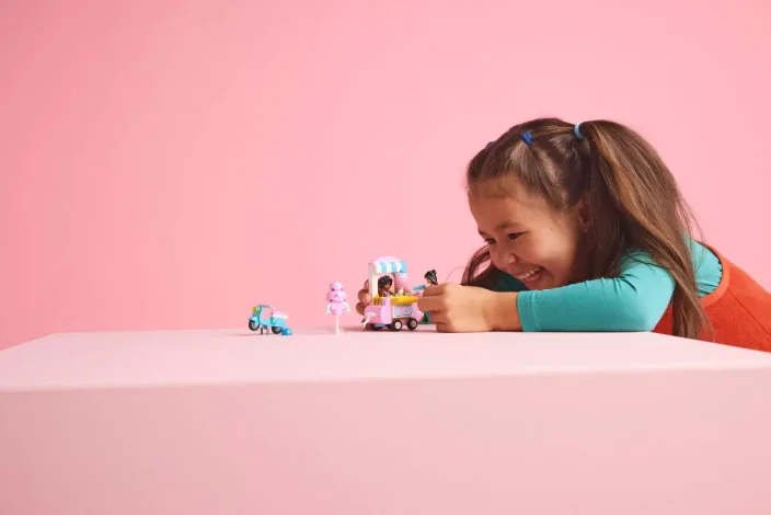 LEGO® Friends 42643 Suikerspinkraam en scooter