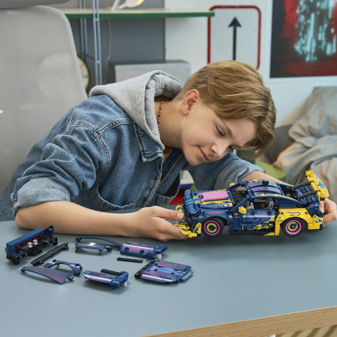 LEGO® Technic 42236 Custom Garage Ford Mustang GT Car