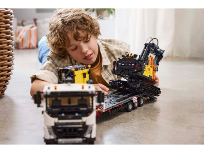 LEGO® Technic™ 42175 Camion Volvo FMX et pelleteuse électrique EC230