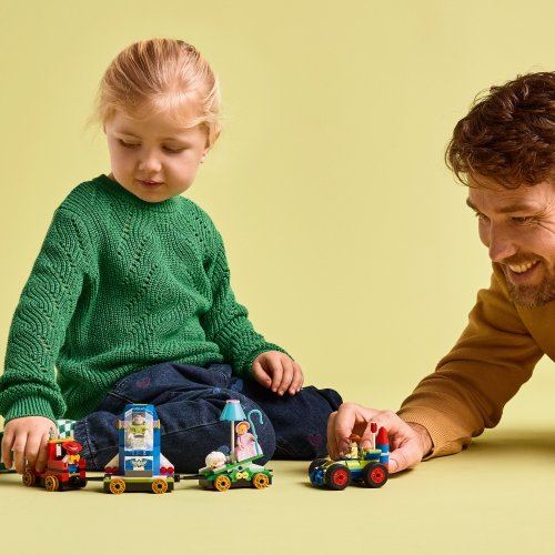 LEGO® Disney Pixar 43264 Comboio e Carro RC de Celebração de Toy Story
