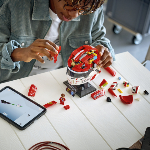 LEGO® F1 43014 Capacete Scuderia Ferrari HP de Charles Leclerc