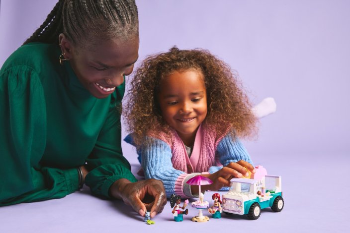 LEGO® Friends 42644 Furgonetka z lodami w mieście Heartlake