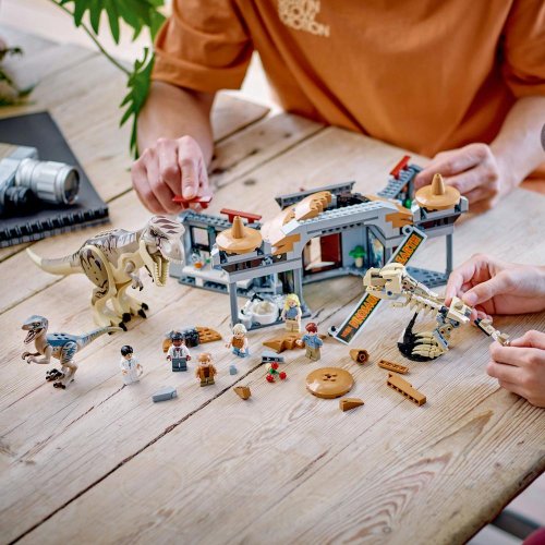 LEGO® Jurassic World™ 76961 Centro de Visitantes: Ataque de T. rex e Raptor