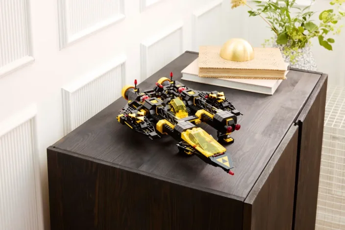 LEGO® Icons 10355 Le Blacktron Renegade