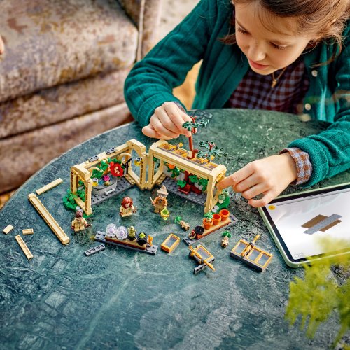 LEGO Harry Potter 76445 Bradavický hrad: Hodina bylinkářství