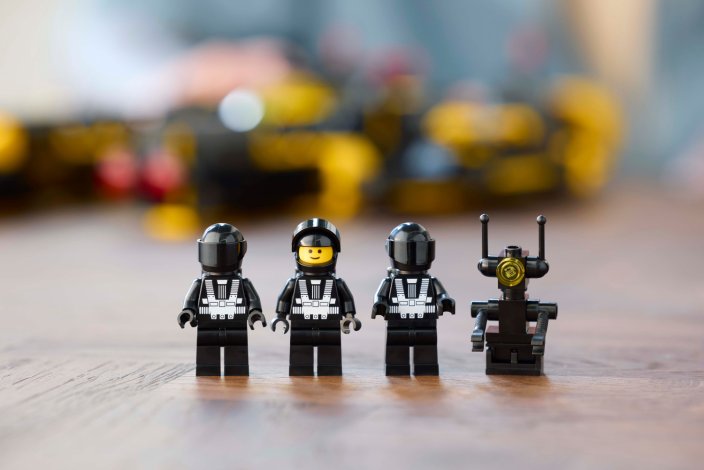 LEGO® Icons 10355 Le Blacktron Renegade