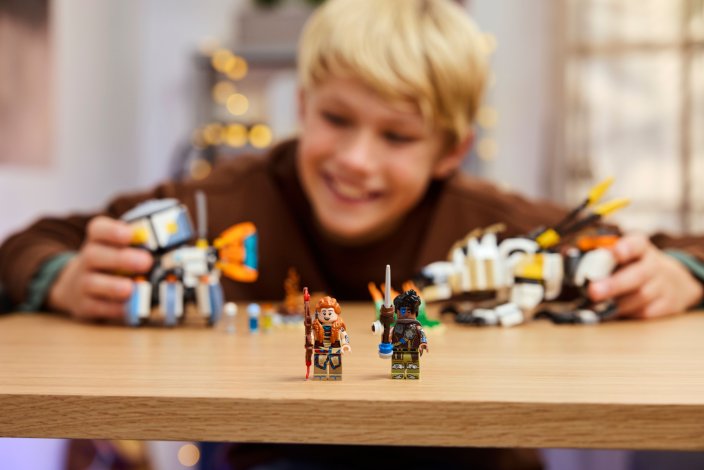 LEGO® Horizon Adventures™ 77037 Aloy e Varl contra Carapaça e Dentes de Serra