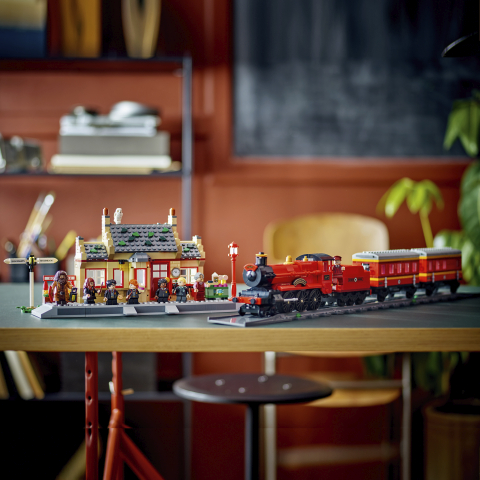 LEGO® Harry Potter TM 76423 Le Poudlard Express et la gare de Pré-au-Lard