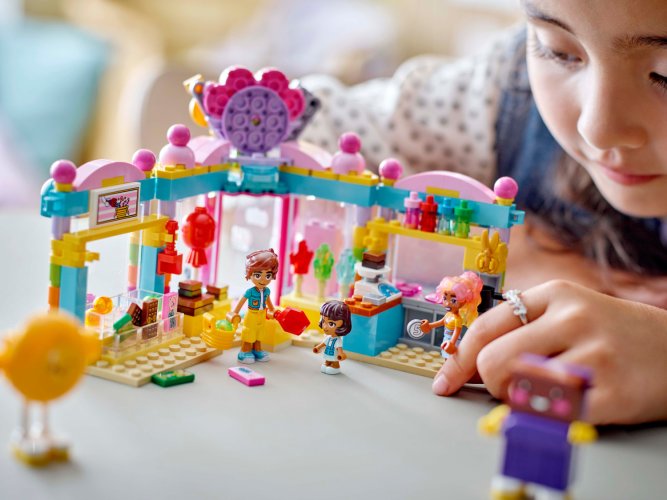 LEGO® Friends 42649 Negozio di dolciumi di Heartlake City