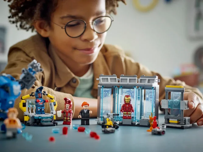 LEGO® Marvel 76315 Laboratorium Iron Mana: Zbrojownia