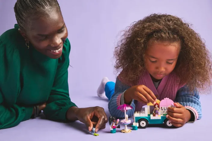 LEGO® Friends 42644 Furgonetka z lodami w mieście Heartlake
