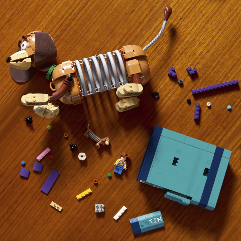 LEGO® │ Disney 43301 Knižné zarážky: Pes Slinky z Toy Story