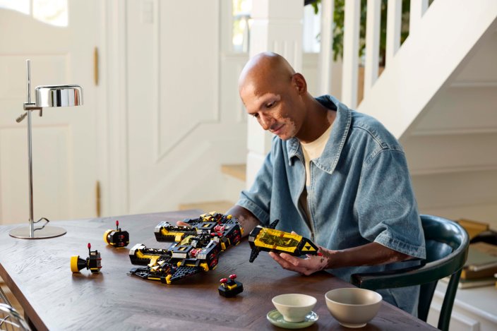 LEGO® Icons 10355 Le Blacktron Renegade