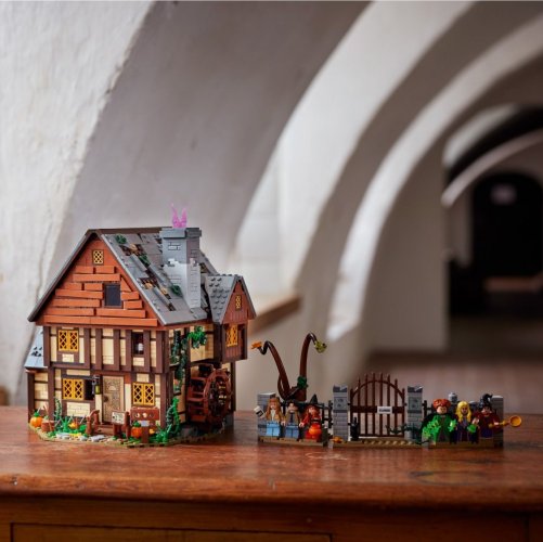 LEGO® Ideas 21341 Disney Hókus pókus: Chatka sestier Sandersonových