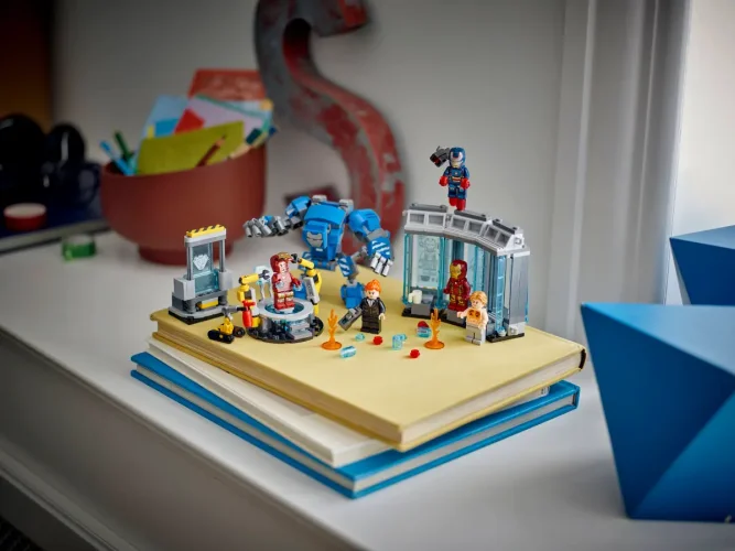 LEGO® Marvel 76315 Le laboratoire d’Iron Man : la salle des armures