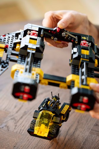 LEGO® Icons 10355 Le Blacktron Renegade