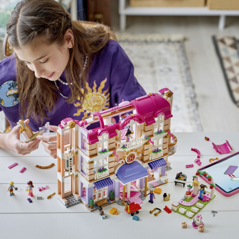 LEGO® Friends 42704 Das Grandhotel von Heartlake City