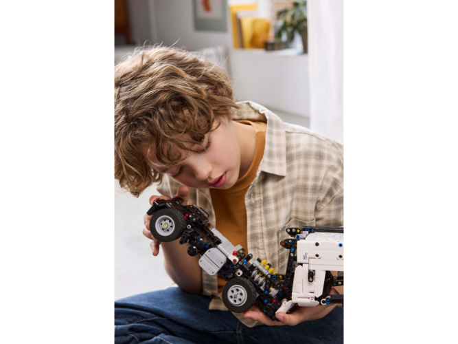 LEGO® Technic™ 42175 Camion Volvo FMX et pelleteuse électrique EC230