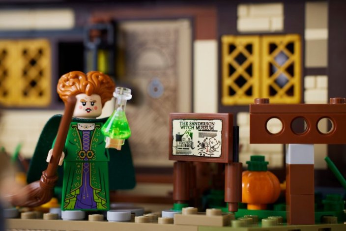 LEGO® Ideas 21341 Disney Hókus pókus: Chatka sestier Sandersonových