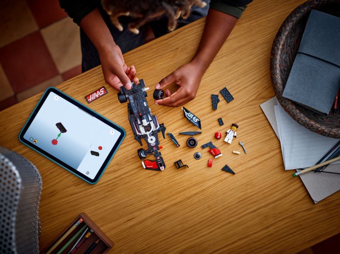 LEGO® Speed Champions 77250 Závodní auto MoneyGram Haas F1® Team VF-24