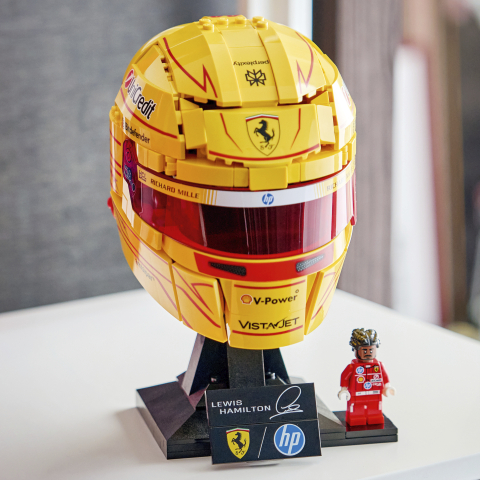 LEGO® Editions 43022 Prilba Lewis Hamilton zo Scuderia Ferrari HP