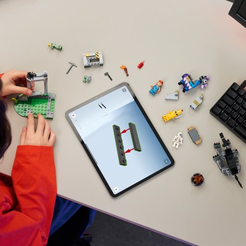 LEGO® Fortnite® 77075 Peely és Sparkplug táborhelye