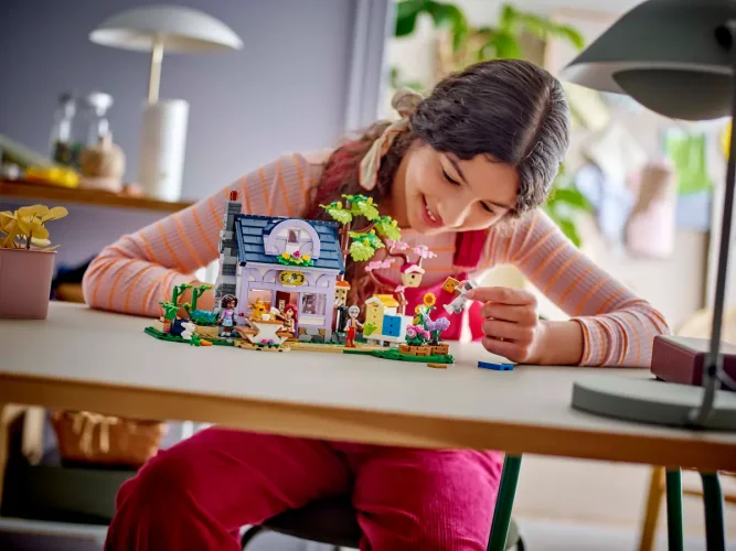 LEGO® Friends 42669 Dom včelárov a kvetinová záhrada