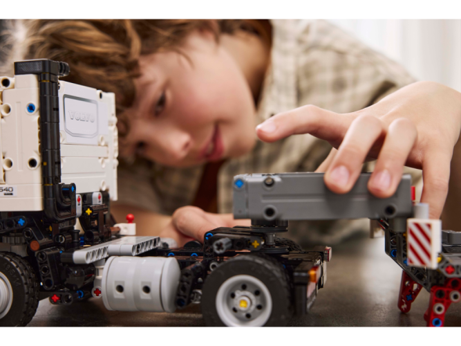 LEGO® Technic™ 42175 Camion Volvo FMX et pelleteuse électrique EC230