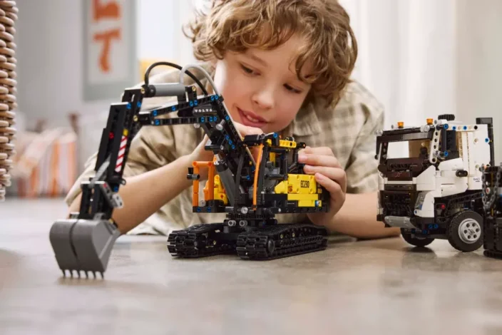LEGO® Technic™ 42175 Camion Volvo FMX et pelleteuse électrique EC230