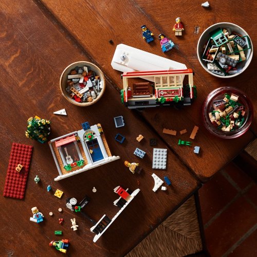 LEGO® Icons 10308 Weihnachtlich geschmückte Hauptstraße