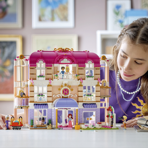 LEGO® Friends 42704 Das Grandhotel von Heartlake City