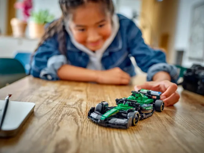 LEGO® Speed Champions 77245 Carro de Corrida Aston Martin Aramco F1® AMR24