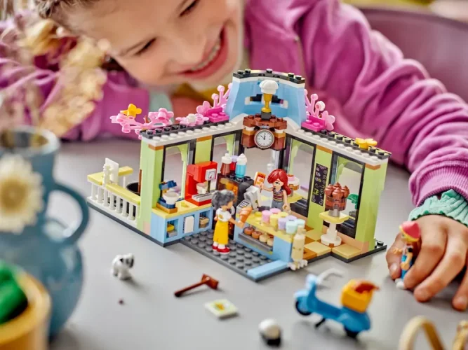 LEGO® Friends 42618 Cafetería de Heartlake City