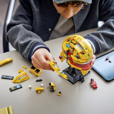 LEGO® Editions 43022 Prilba Lewis Hamilton zo Scuderia Ferrari HP